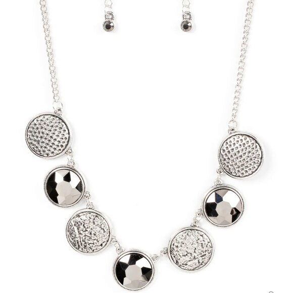 Paparazzi Jewelry Accessories - Urban Elite - Silver Necklace - Vintage - Picture 2 of 6